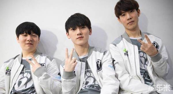 对一位年轻 对一位年轻